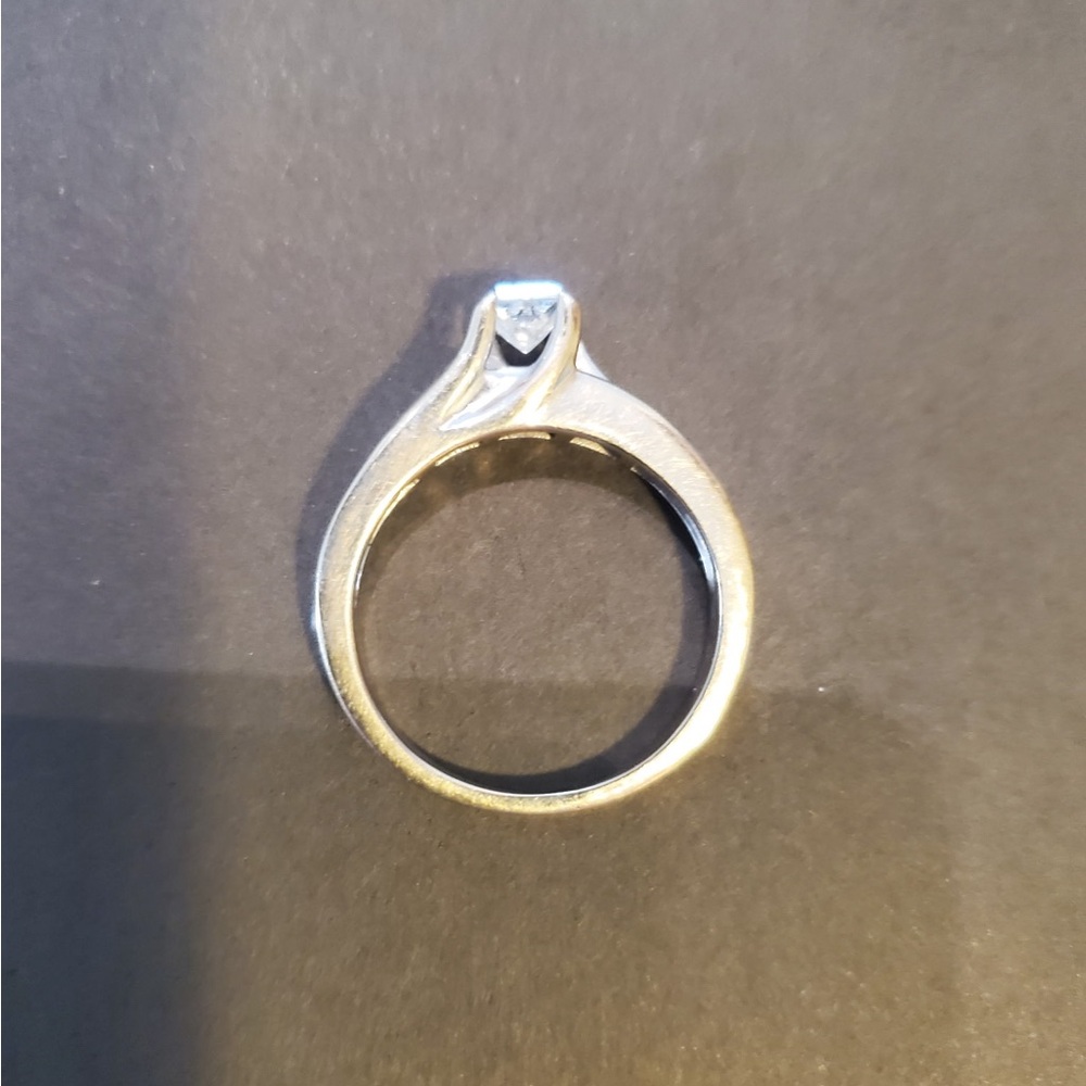 Engagemnet ring - Picture 2 of 5